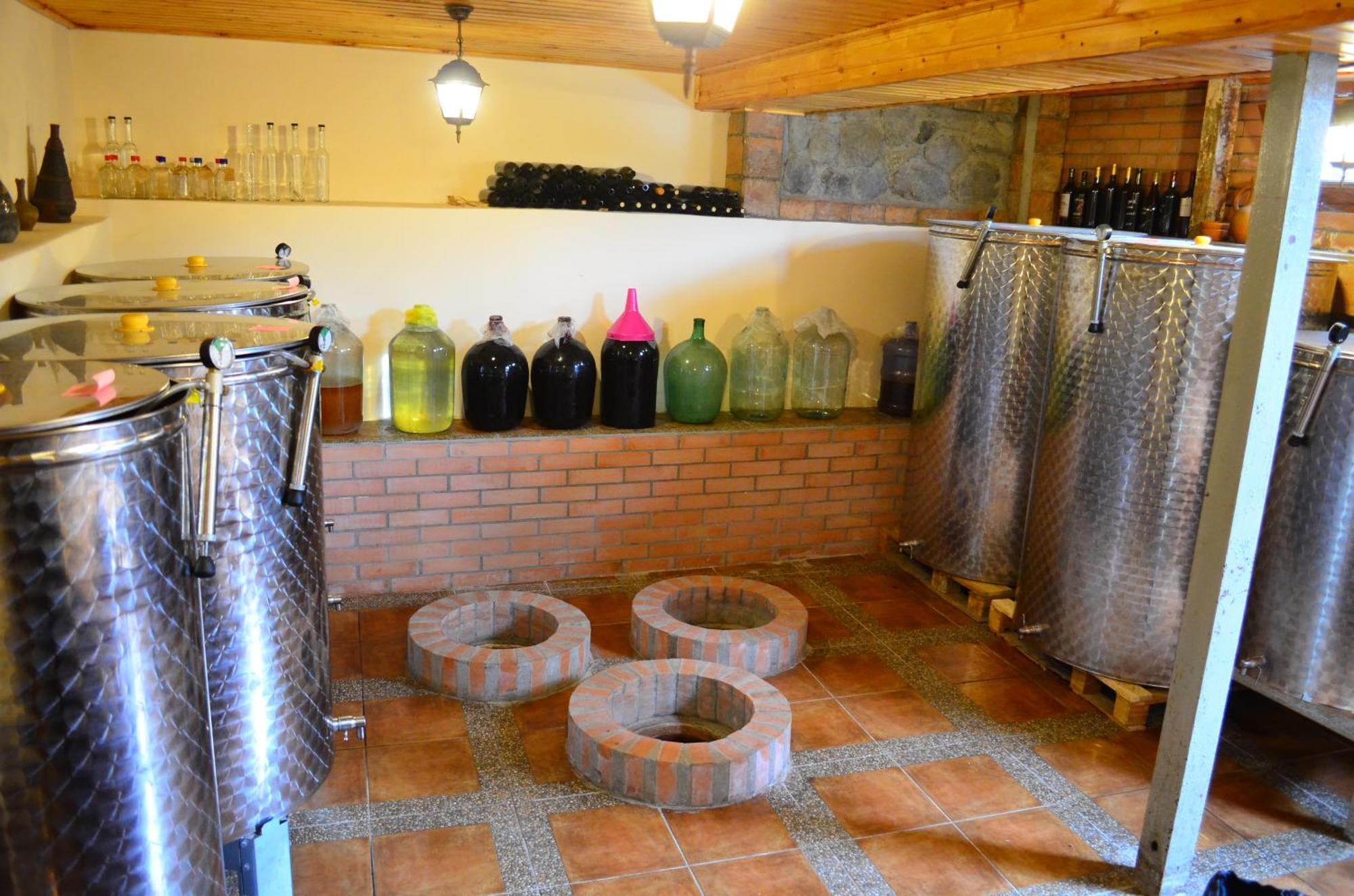Family Hotel Lago & Wine Cellar Lagodekhi Bagian luar foto